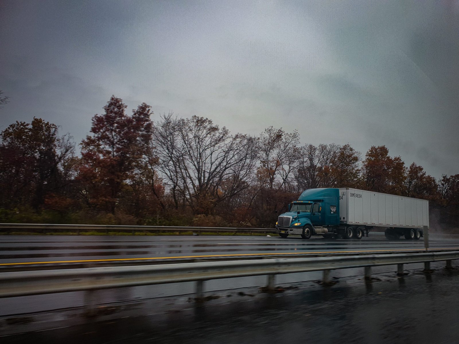 How Drivers Can Safely Share the Road With Tractor Trailers scaled